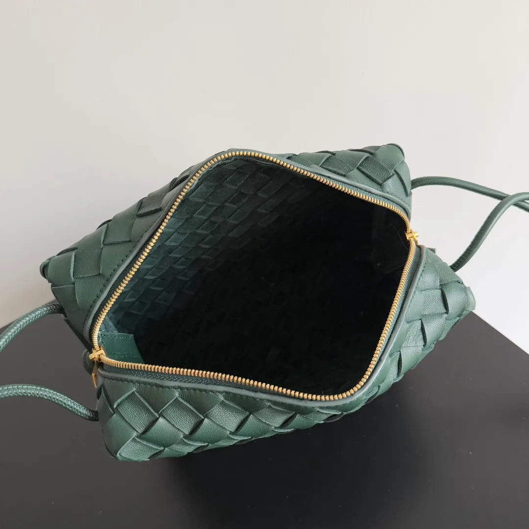 Batch 1260 𝗕𝗼𝘁𝘁𝗲𝗴𝗮 𝗩𝗲𝗻𝗲𝘁𝗮———— The latest version of the loop camera bag💥 at BV’s King of Cost-Effectiveness counter, large woven texture➕As always, ultra-high-quality lambskin, with zippers and adjustable drawstrings, it is especially suitable for the belly💫It can hold anything, and it is very light in weight, suitable for🈴️girls of all ages, size: 22*15*8cm, style number: 680255